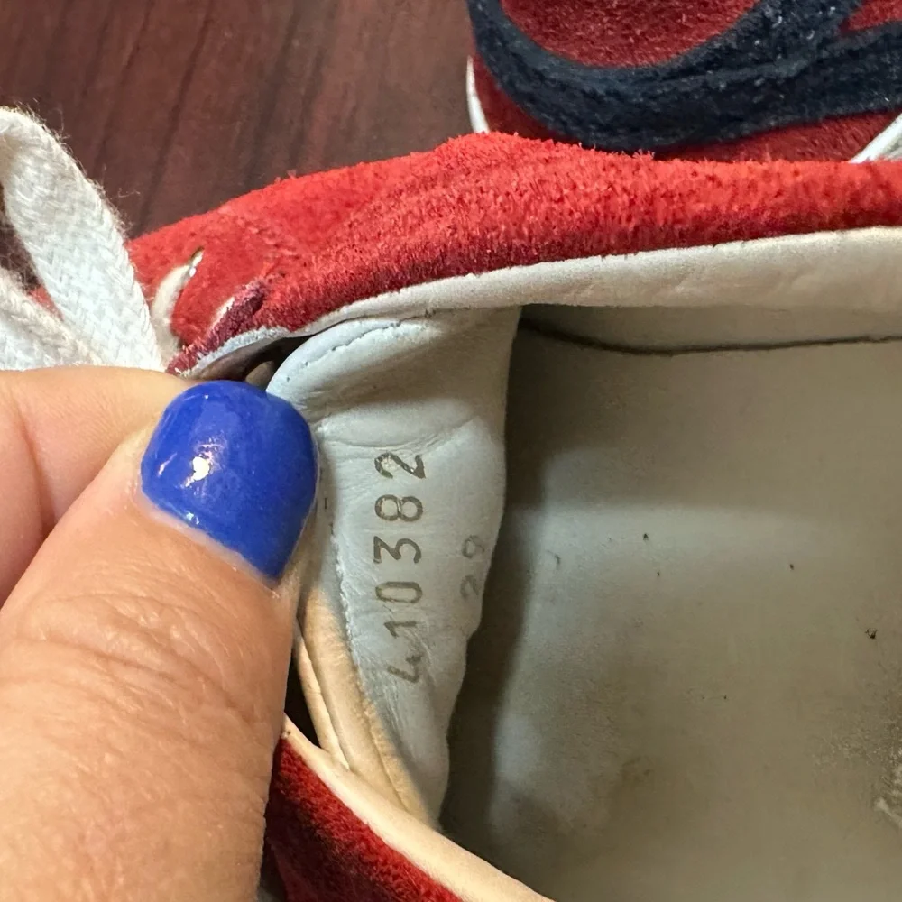 Gucci Kids Red Suede Low Top Sneakers Navy‎ Blue Accent 410382 Size 29